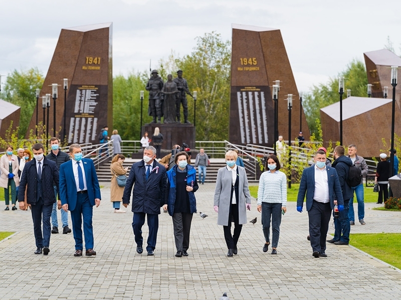 Губернатор Югры Наталья Комарова поблагодарила всех, кто внес лепту в строительство Аллеи Славы